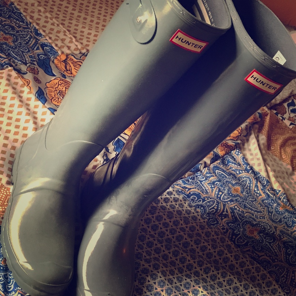 Size 9 hunter rain boots! Super cute teal grey!